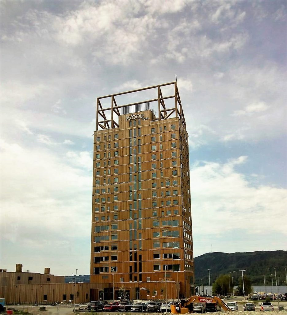 El edificio de madera más alto de Europa (y del mundo íntegramente en madera) es Mjøstårnet (Noruega) con 18 plantas 85,4 mts.