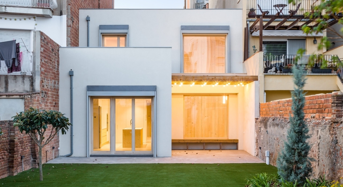 Casa de madera entre medianeras en la ciudad de Sabadell