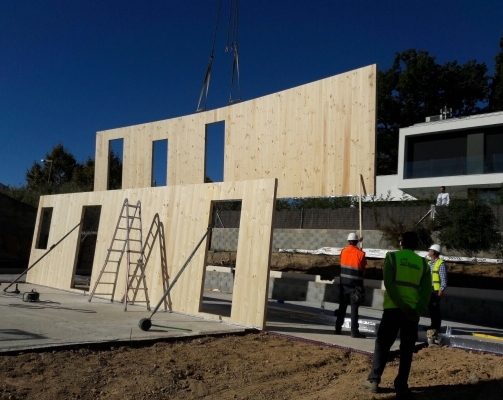 La construcción de edificios en madera en los periódicos de Vocento